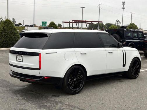 Fuji White 2025 Land Rover Range Rover SE