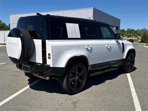 2025 Land Rover Defender 110 P400 X-Dynamic SE