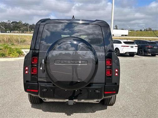 2025 Land Rover Defender 130 P400 X-Dynamic SE
