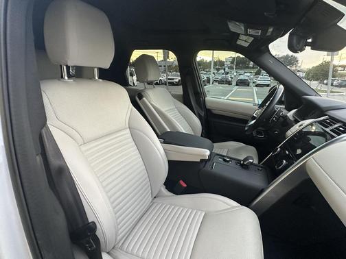 2023 Land Rover Discovery P300 S