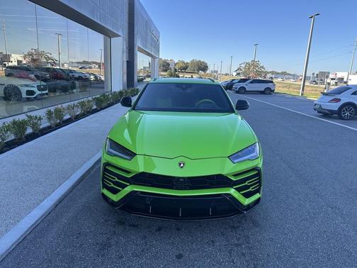 2021 Lamborghini Urus Pearl Capsule