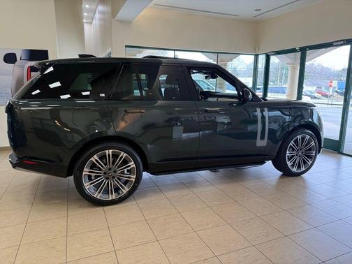 Belgravia Green Metallic 2025 Land Rover Range Rover P530 SE
