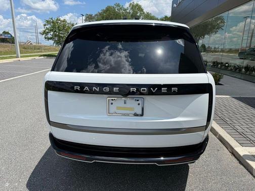 Fuji White 2026 Land Rover Range Rover P550e SE