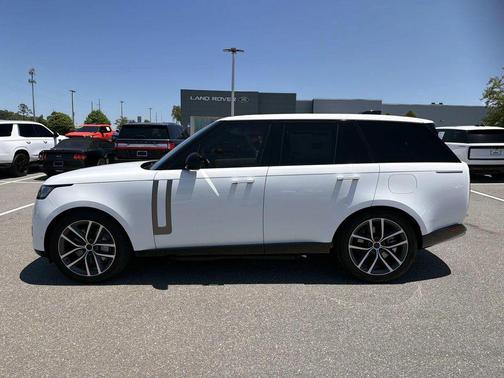 Fuji White 2026 Land Rover Range Rover P550e SE