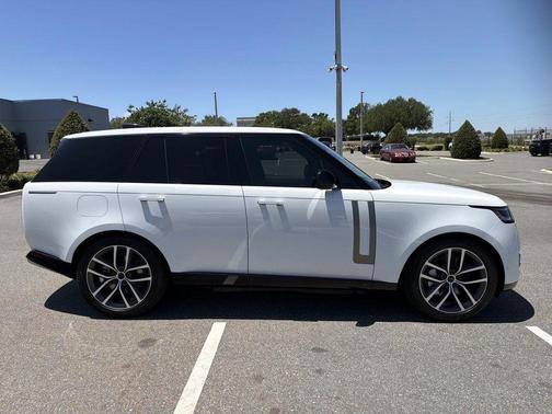 Fuji White 2026 Land Rover Range Rover P550e SE