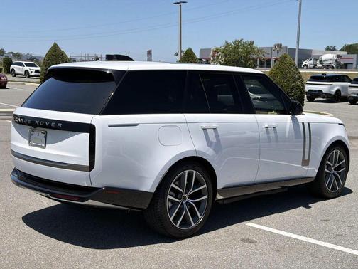 Fuji White 2026 Land Rover Range Rover P550e SE
