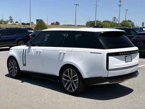 Fuji White 2026 Land Rover Range Rover P550e SE