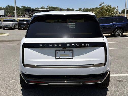 Fuji White 2026 Land Rover Range Rover P550e SE