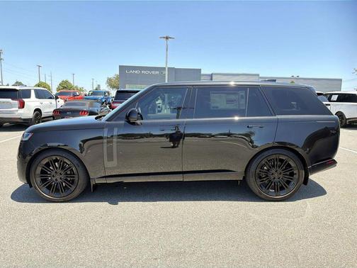 Santorini Black Metallic 2026 Land Rover Range Rover P400 SE 7 Seat
