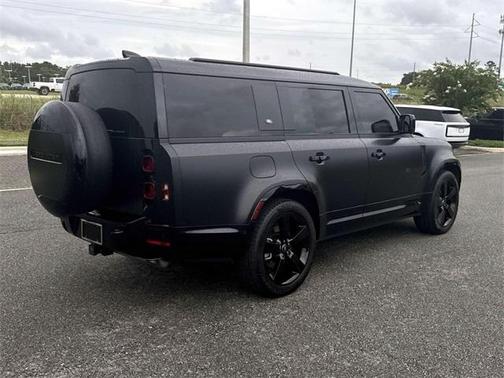 2024 Land Rover Defender 130 P400 X-Dynamic SE