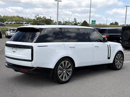 Fuji White 2025 Land Rover Range Rover P400 SE 7 Seat