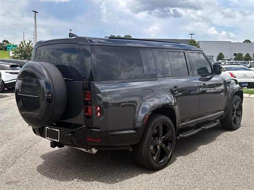 2025 Land Rover Defender 130 P400 X-Dynamic SE