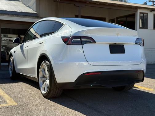 2022 Tesla Model Y Long Range Dual Motor All-Wheel Drive