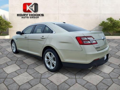 White Gold Metallic 2018 Ford Taurus SE