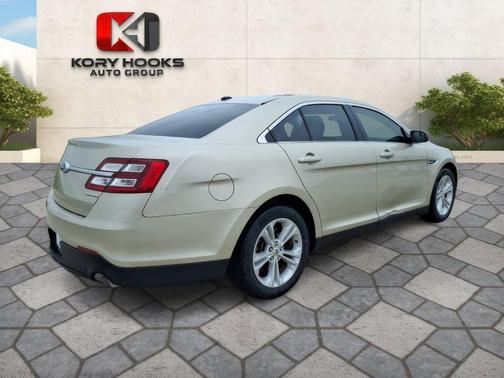 White Gold Metallic 2018 Ford Taurus SE