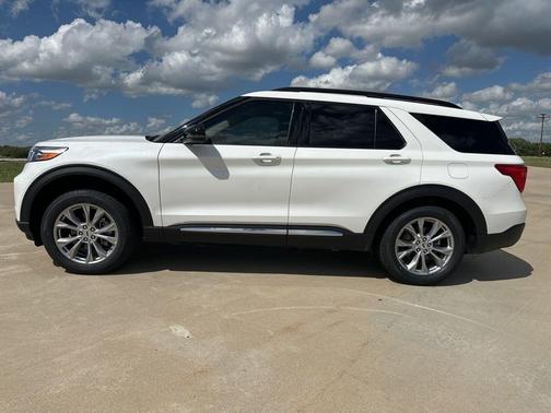 White Metallic 2024 Ford Explorer XLT