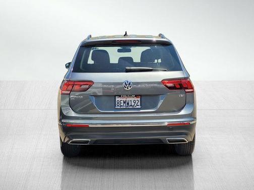 Platinum Gray Metallic 2018 Volkswagen Tiguan 2.0T SE