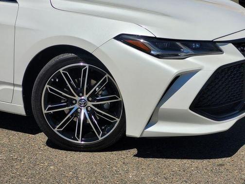 Pearl 2019 Toyota Avalon XLE Touring