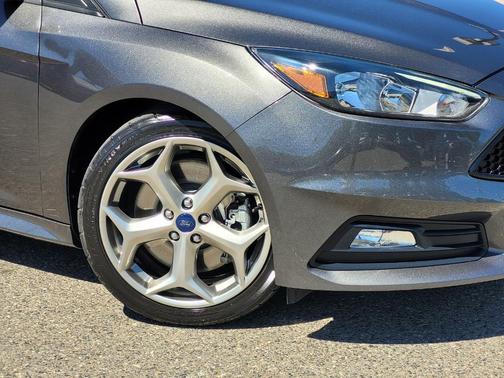 Magnetic 2016 Ford Focus ST Base