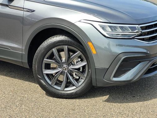Platinum Gray Metallic 2023 Volkswagen Tiguan 2.0T SE