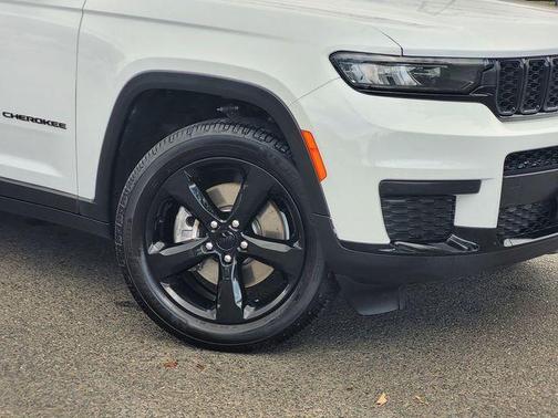 Bright White Clearcoat 2021 Jeep Grand Cherokee L Laredo