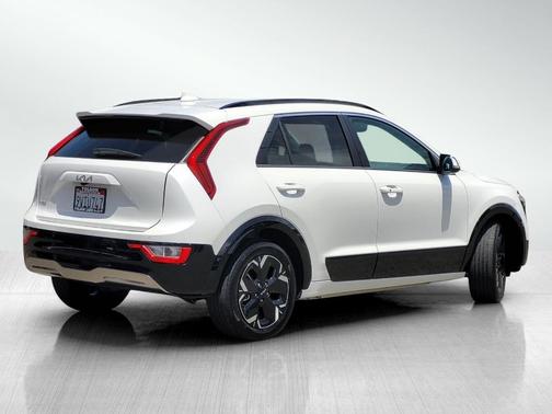 Snow White Pearl 2025 Kia Niro EV Wind