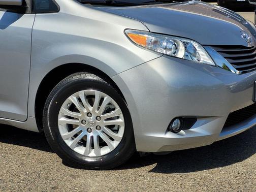 Silver Sky Metallic 2015 Toyota Sienna XLE