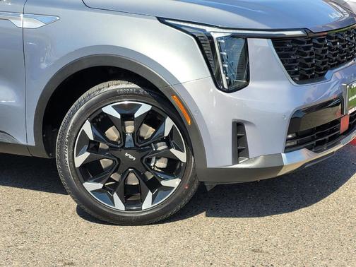 Silver 2025 Kia Sorento SX