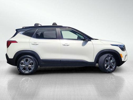 Clear White / Black Roof 2024 Kia Seltos S