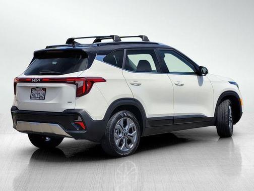 Clear White / Black Roof 2024 Kia Seltos S