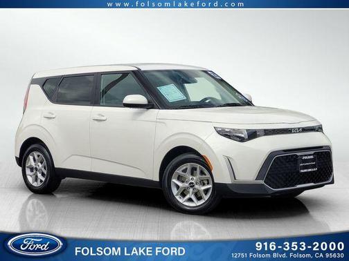 White 2025 Kia Soul LX