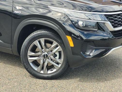 Cherry Black 2022 Kia Seltos LX
