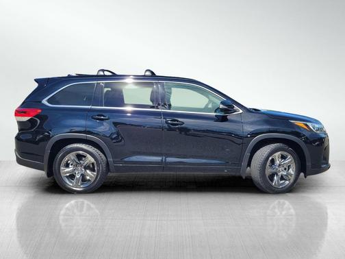 Black 2018 Toyota Highlander SE