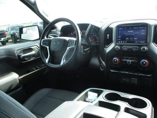 Photo 4 of 20 of 2020 Chevrolet Silverado 1500 RST