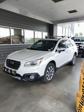Crystal White Pearl 2017 Subaru Outback 3.6R Touring
