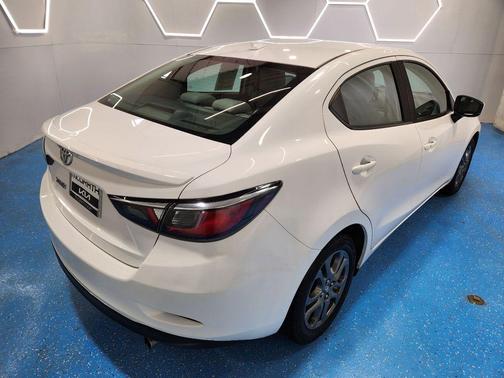 Frost 2019 Toyota Yaris Sedan LE