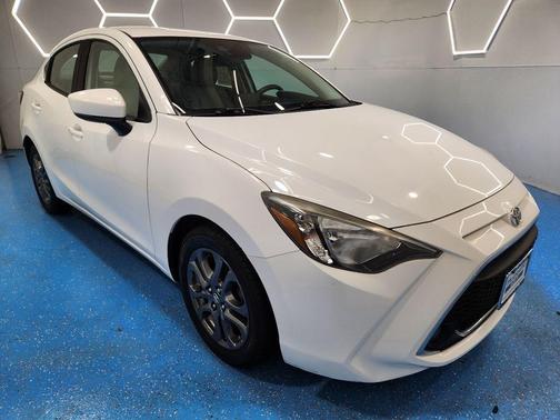 Frost 2019 Toyota Yaris Sedan LE