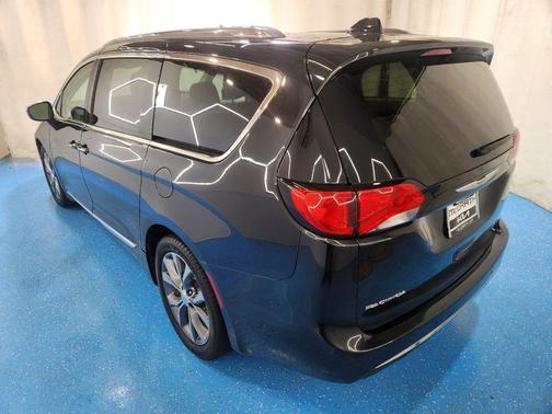Brilliant Black Crystal Pearlcoat 2018 Chrysler Pacifica Limited