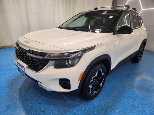 Clear White / Black Roof 2025 Kia Seltos S