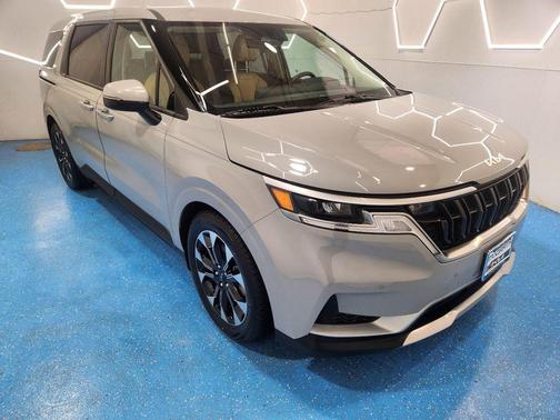Ceramic Silver 2024 Kia Carnival EX