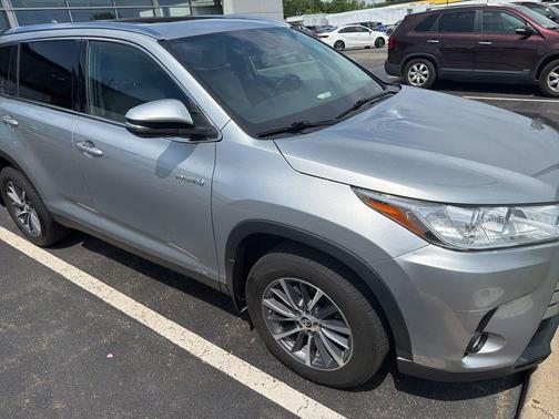 Celestial Silver Metallic 2019 Toyota Highlander Hybrid XLE