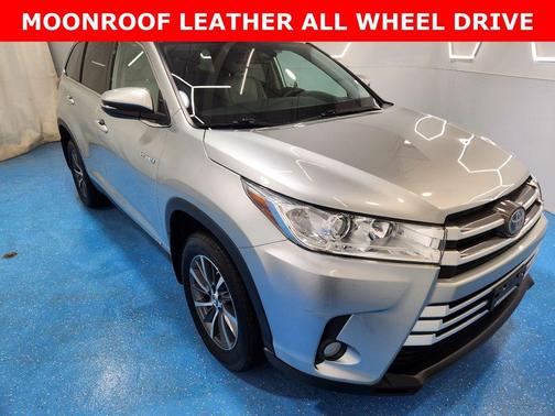 Celestial Silver Metallic 2019 Toyota Highlander Hybrid XLE
