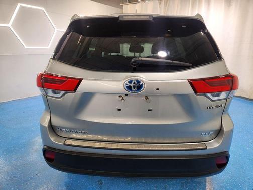 Celestial Silver Metallic 2019 Toyota Highlander Hybrid XLE