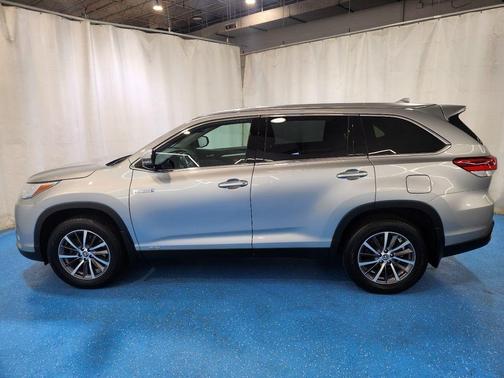 Celestial Silver Metallic 2019 Toyota Highlander Hybrid XLE