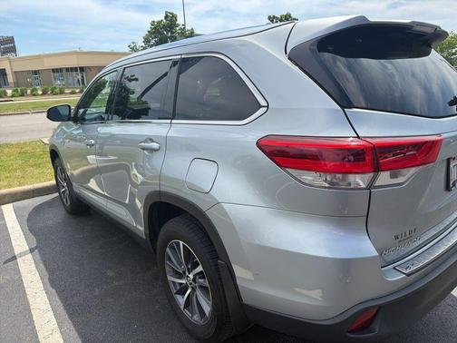 Celestial Silver Metallic 2019 Toyota Highlander Hybrid XLE