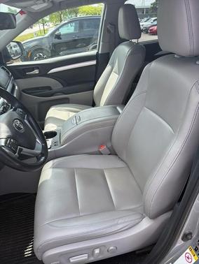 Celestial Silver Metallic 2019 Toyota Highlander Hybrid XLE