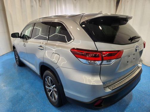 Celestial Silver Metallic 2019 Toyota Highlander Hybrid XLE