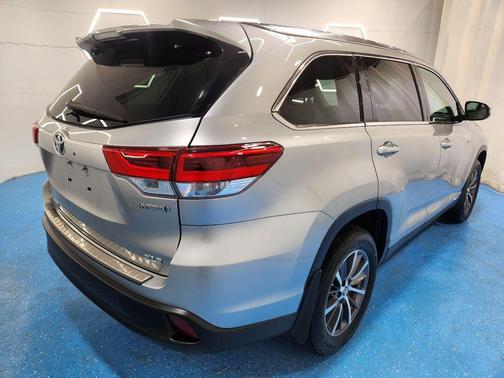 Celestial Silver Metallic 2019 Toyota Highlander Hybrid XLE