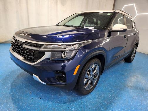 Dark Ocean Blue / White Roof 2024 Kia Seltos S