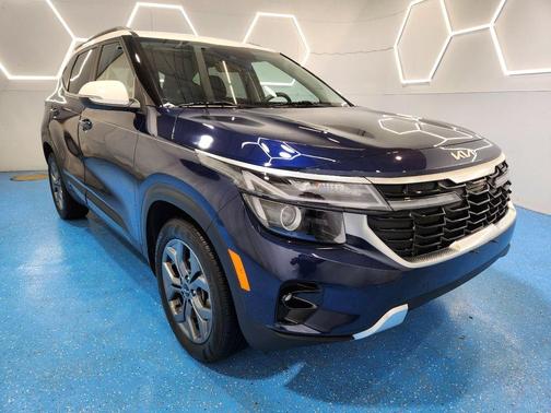 Dark Ocean Blue / White Roof 2024 Kia Seltos S